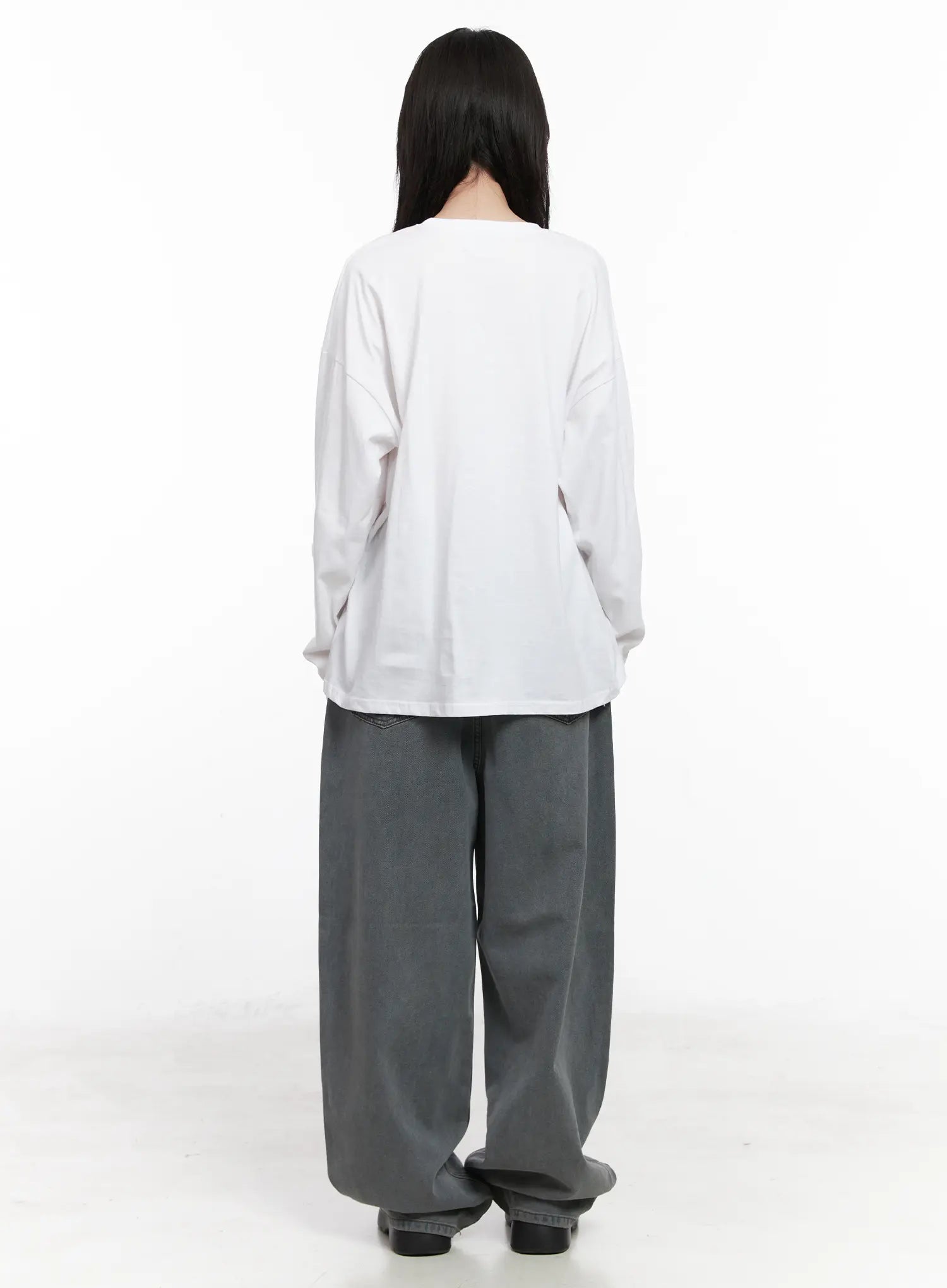 Odet Wide-Leg Balloon Jeans CN512 in blue, back full-length view on model, washed cotton wide-leg balloon fit with back pockets, paired with white long-sleeve tee.