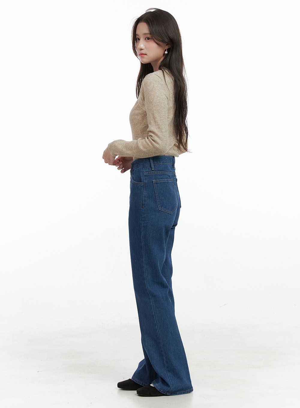 Tessa Straight Jeans OG412 in blue, side profile full-body on model, straight-leg silhouette with back pocket detail, washed denim, paired with beige ribbed top.