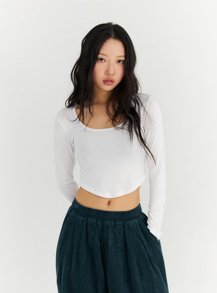 basic-u-neck-long-sleeve-crop-tee-cn303