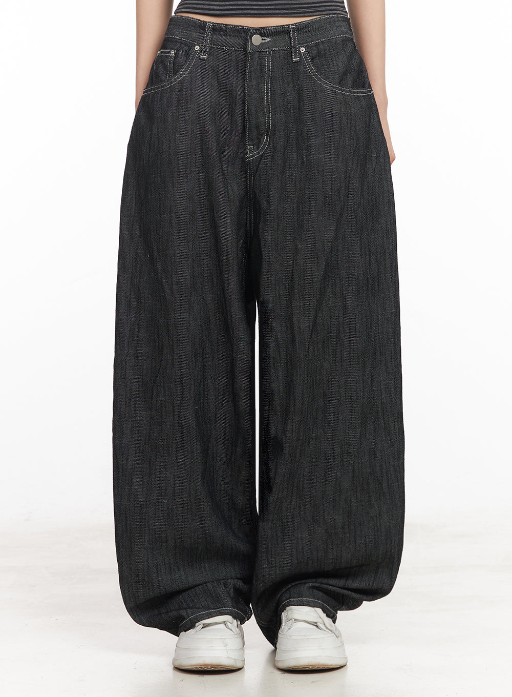 Lilli Wide-Leg Baggy Jeans IY516 in Black, front product-style view on model, waistband and pocket detail visible, voluminous balloon-leg denim, contrast topstitching, white sneakers.