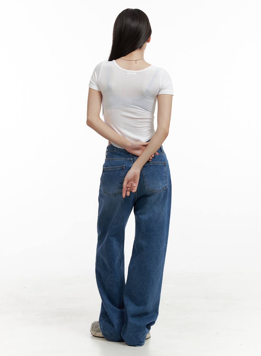 Eva Blue Washed Baggy Jeans CL431 in blue, back full-length view on model, washed cotton denim with dual back pockets and wide-leg fit, styled with white crop tee and sneakers.