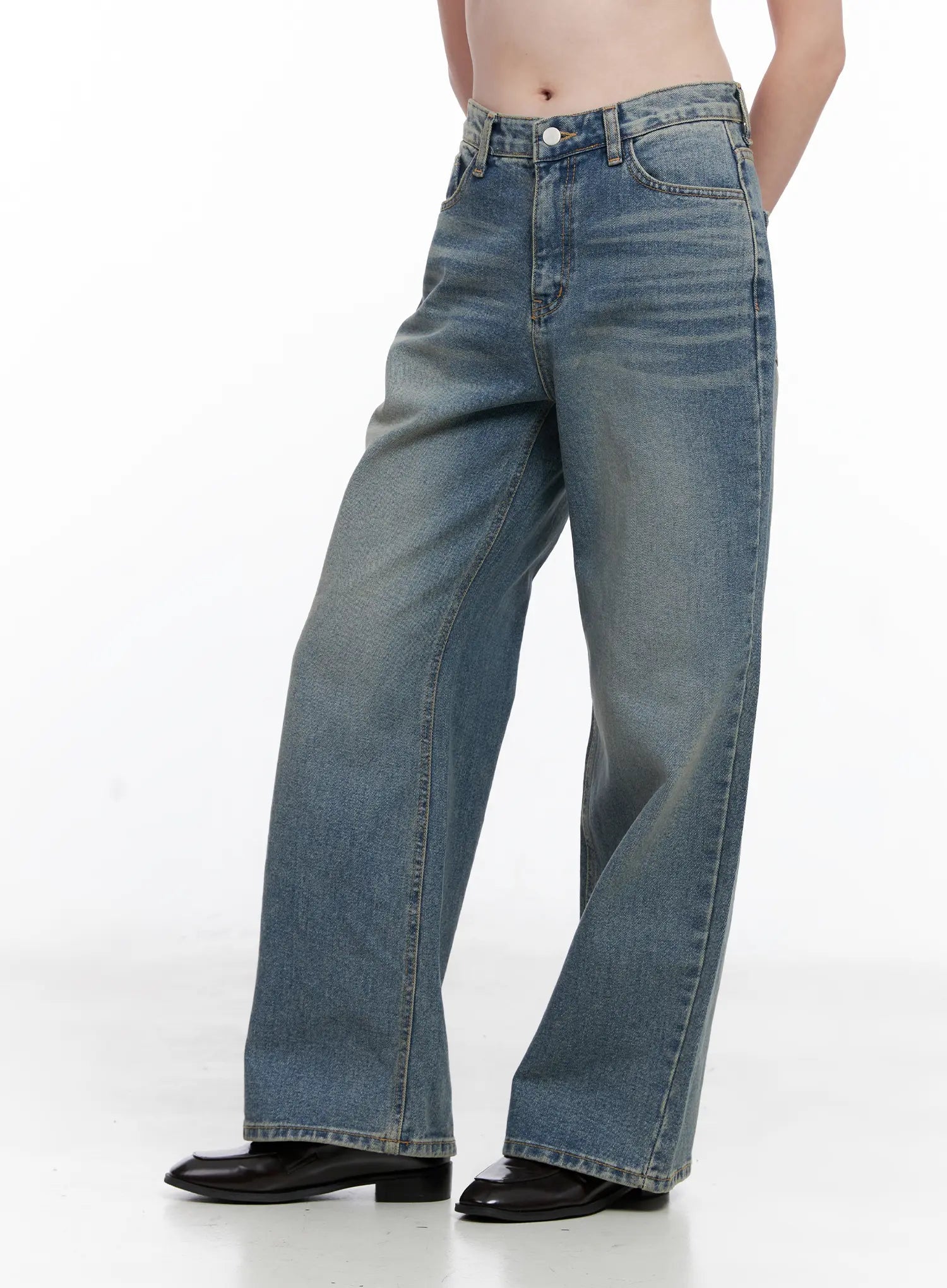 Qu Wide-Leg Vintage Wash Jeans CG521 in blue, three-quarter side view on model, hands in pockets, showing wide-leg drape and vintage wash gradient from waist to hem.