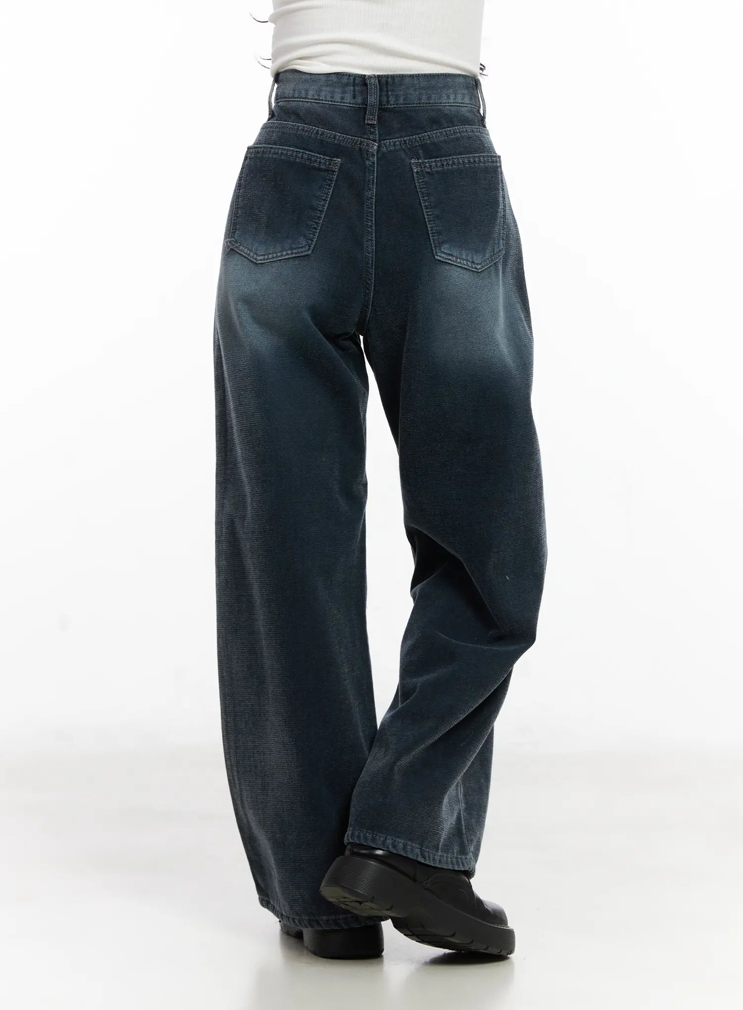 Zariah Baggy Jeans CN526 in dark blue, back view on model, highlighting dual back pockets and washed fading on wide-fit baggy cotton denim, full length.
