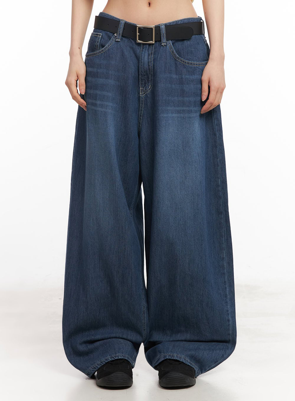Martha Baggy Jeans IY529 in dark blue, front lower-body shot on model, oversized wide-leg silhouette with washed denim finish, black belt, and black sneakers visible at hem.