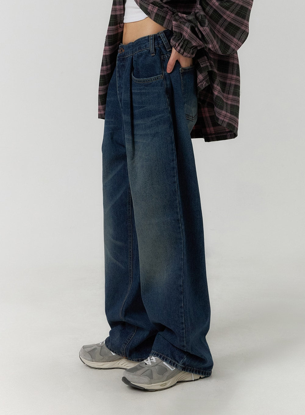 Wide Leg Washed Denim Jeans CF407 in blue, side close-up on model, pleated waistband and wide-leg denim silhouette with washed fading detail, paired with plaid shirt and sneakers.