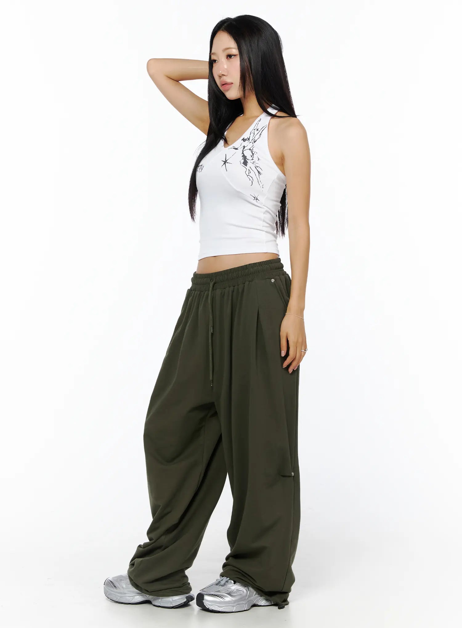 graphic-halter-neck-crop-top-cu512