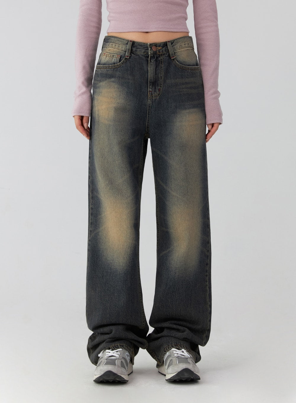 Wide Leg Jeans CD322 in dark blue, front close-up cropped waist-to-hem on model, washed cotton denim, five-pocket design, amber sun-faded thigh detail, wide leg with floor-grazing hem.