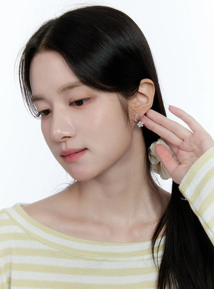 petal-shaped-lustrous-bead-earrings-cc0608