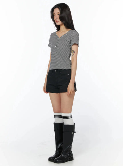 striped-button-detail-top-iu509