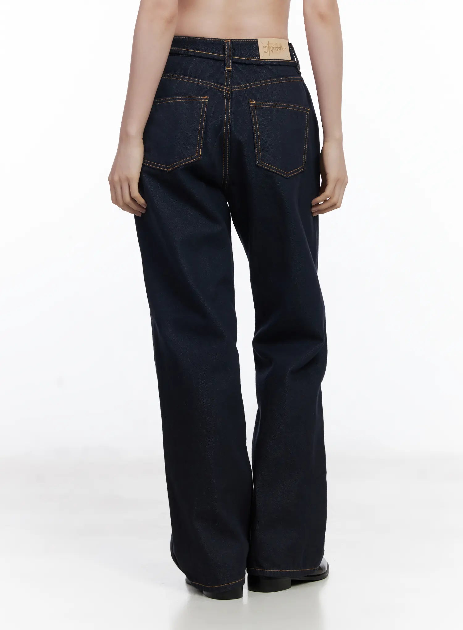 Mingi Non-Fade Semi-Wide Belted Jeans CJ519 in dark blue, back view on model, dual back pockets with contrast stitching, brand leather patch at waistband, wide-leg cut.