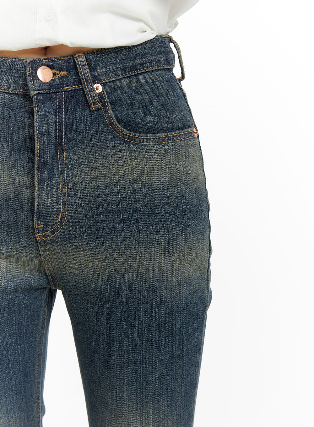 Washed Flared Jeans CM413 in blue, waist close-up on model, highlighting high-rise waistband, rose-gold button, contrast stitching, and vintage washed denim texture.