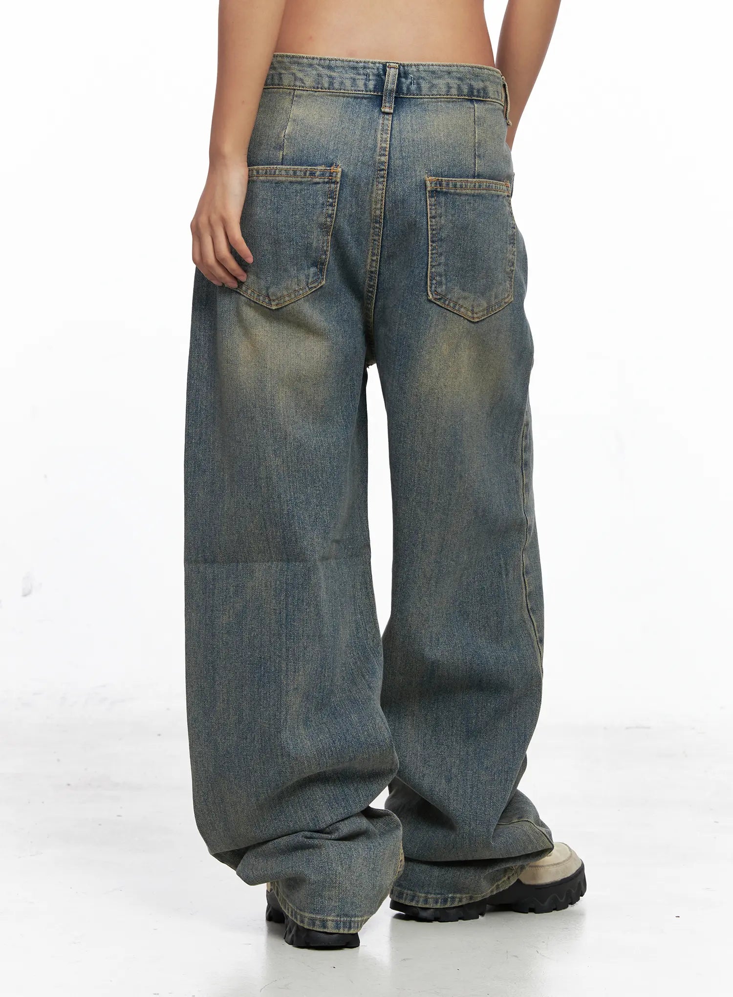 Denver Vintage Washed Semi-Wide Jeans CO513 in blue, back view on model highlighting dual back pockets, wide-leg pooling hem, vintage washed cotton denim with golden tonal fading.