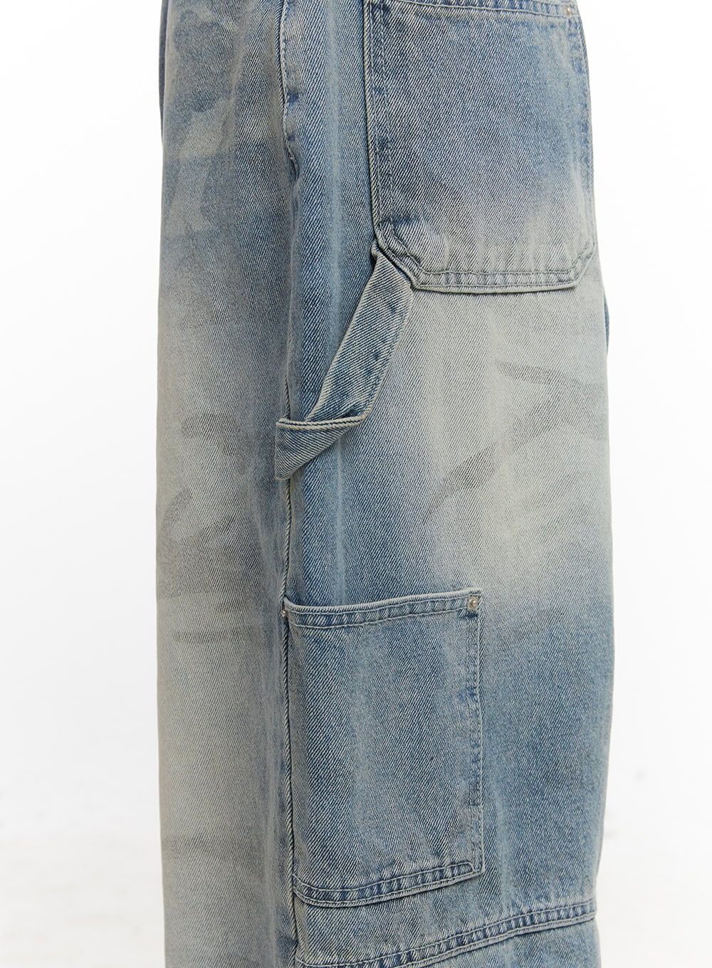 Abigail Camo-Print Carpenter Baggy Jeans CJ528 in blue, side detail close-up showing carpenter loop, utility side pocket, and washed camo denim texture on wide-leg silhouette.