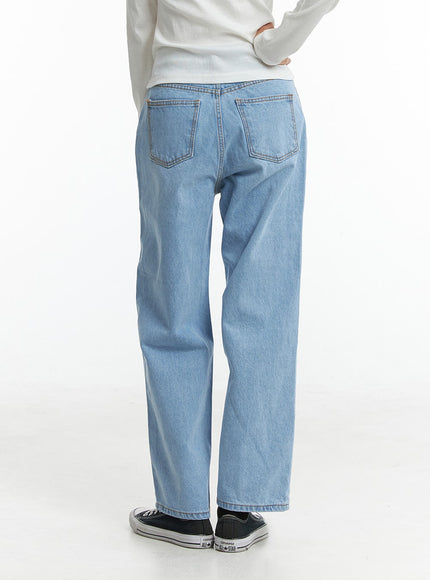 light-washed-straight-jeans-on329