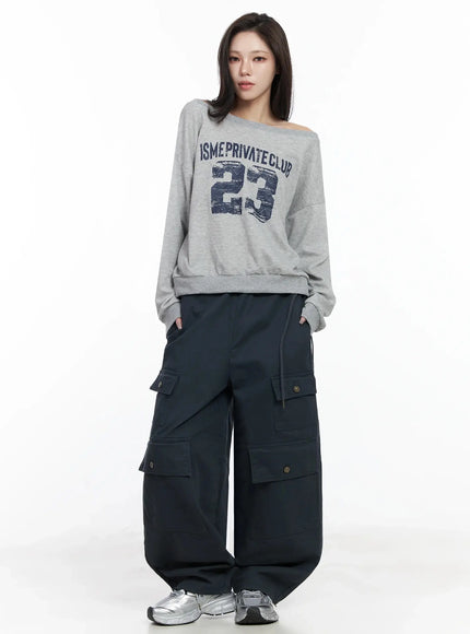 wide-neck-numeral-graphic-sweatshirt-ij528