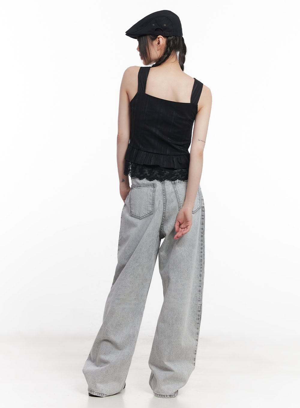 Melisa Washed Wide-Fit Jeans CU506 in gray, back view on model with black cami top and newsboy cap, showing dual back pockets and wide-leg denim drape, street style.
