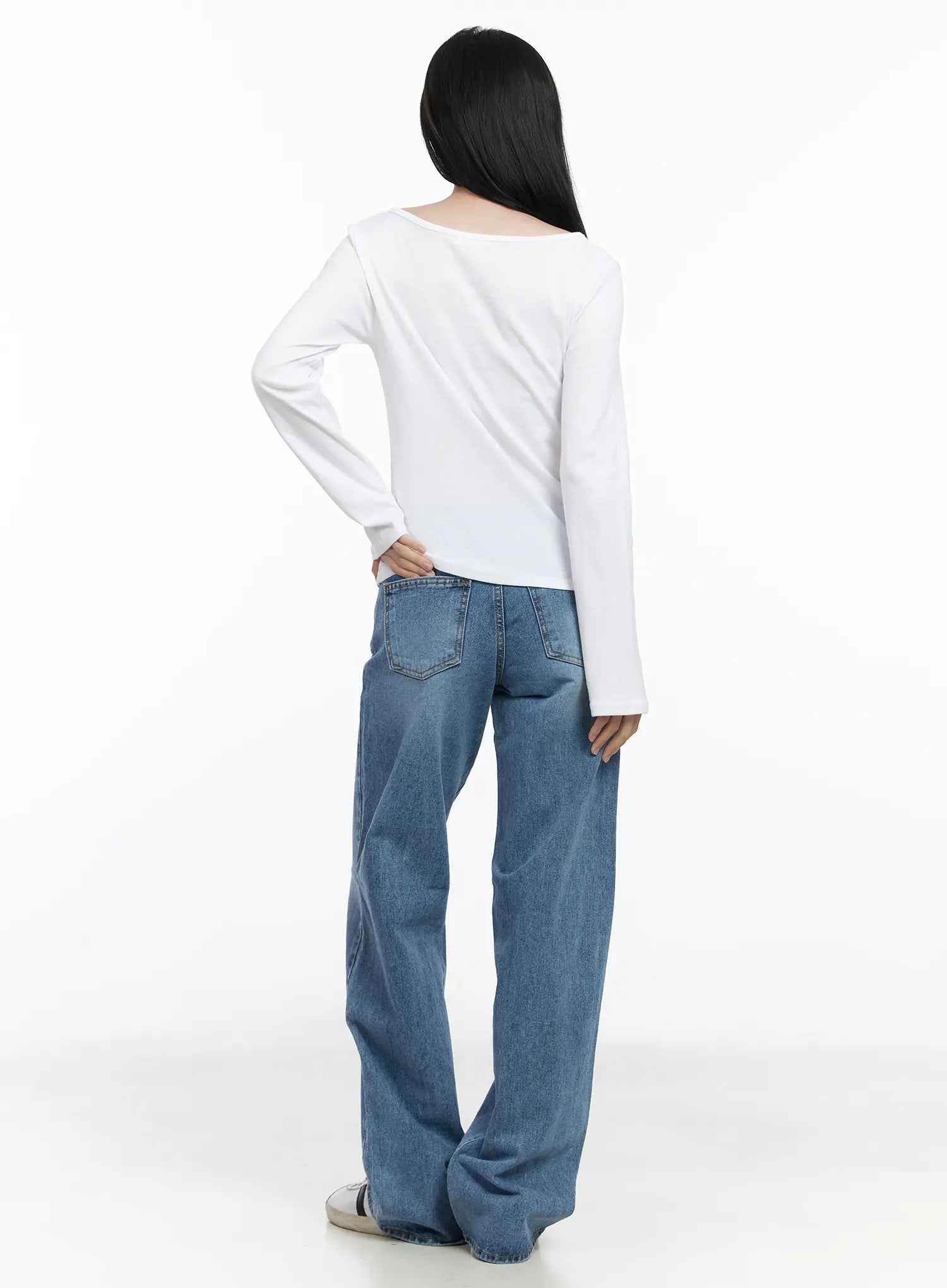 Maisy Casual Wide Leg Jeans CJ519 in blue, full back view on model, back pockets and wide-leg hem visible, paired with white long-sleeve top and white sneakers.