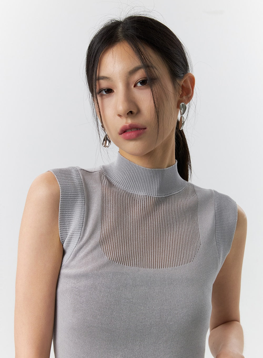 sleeveless-knit-top-il321