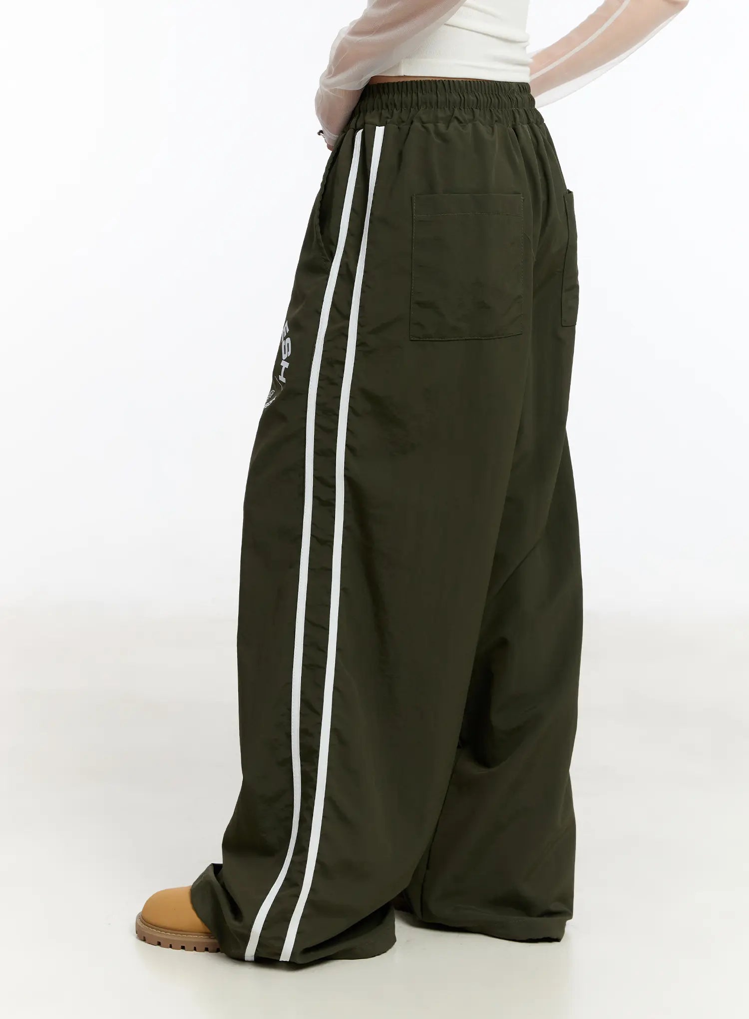 graphic-wide-leg-track-pants-cm511