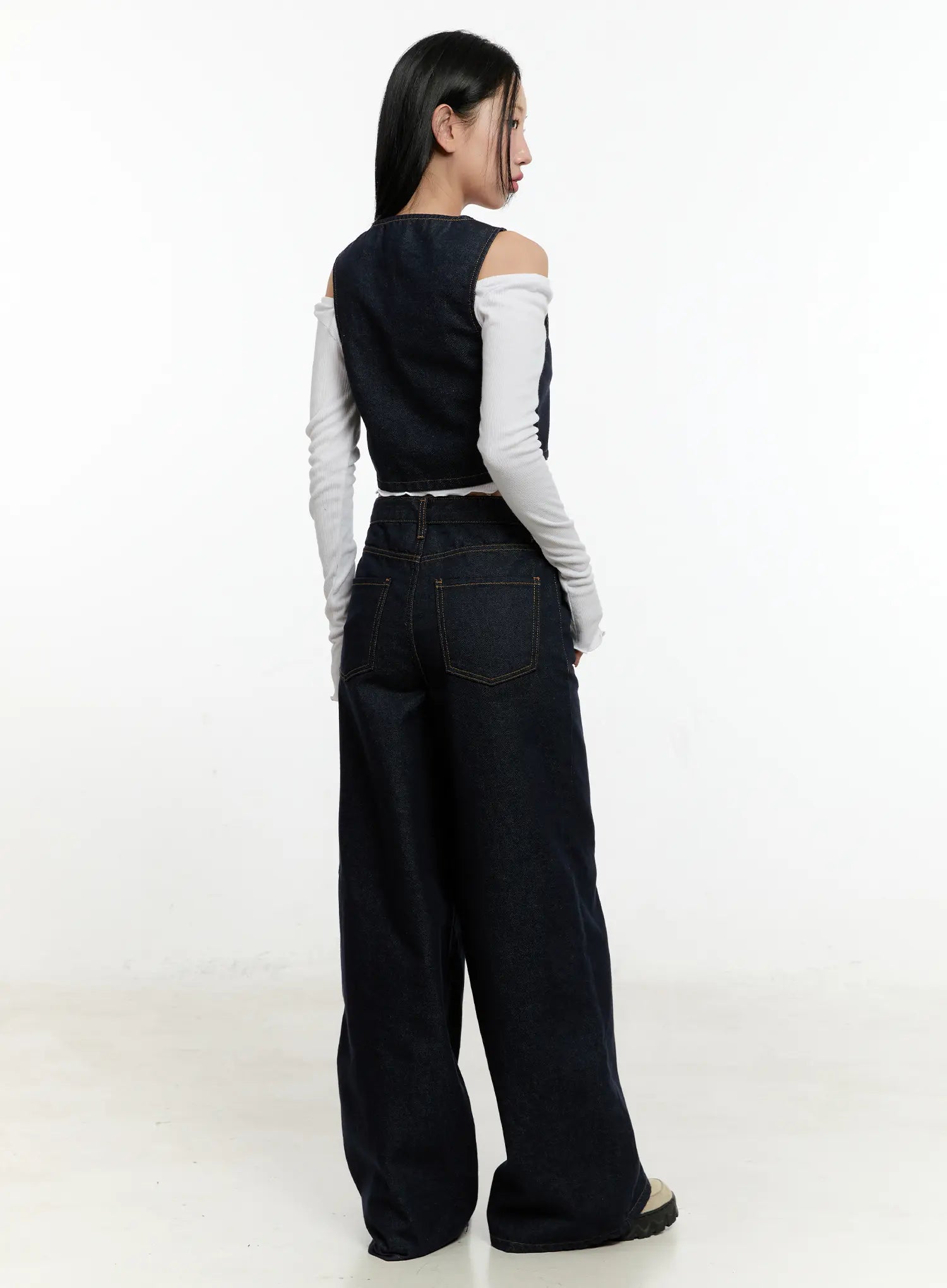 Nala Wide-Leg Bootcut Jeans CN506 in dark blue, direct back view on model, dual back patch pockets with gold topstitching, long wide-leg hem pooling at floor.