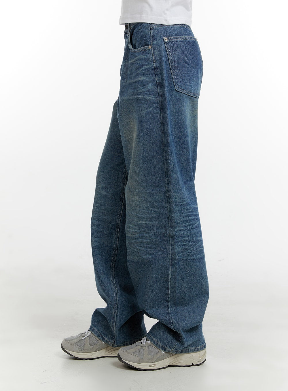 Wide Fit Baggy Jeans CA401 in blue, side view on model, washed denim with ultra-wide baggy leg and crease detailing, worn with grey sneakers.