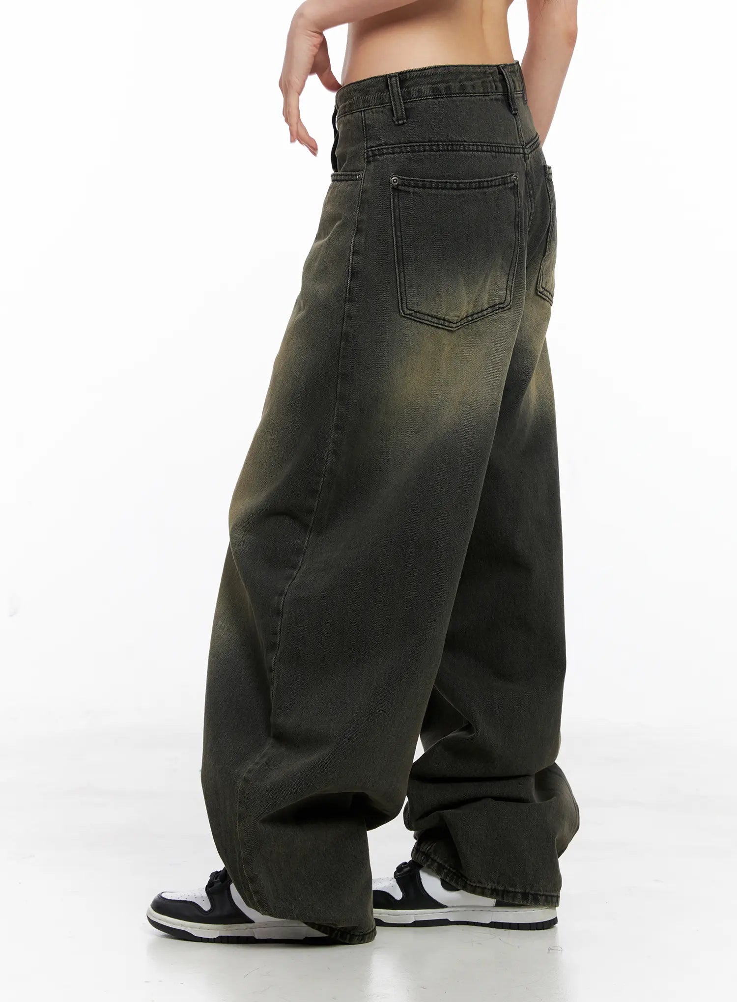 Elias Mega Wide Vintage Washed Jeans CC1109 in black, side view on model, highlighting extreme wide-leg balloon silhouette, back pocket, and faded yellow wash, styled with sneakers.