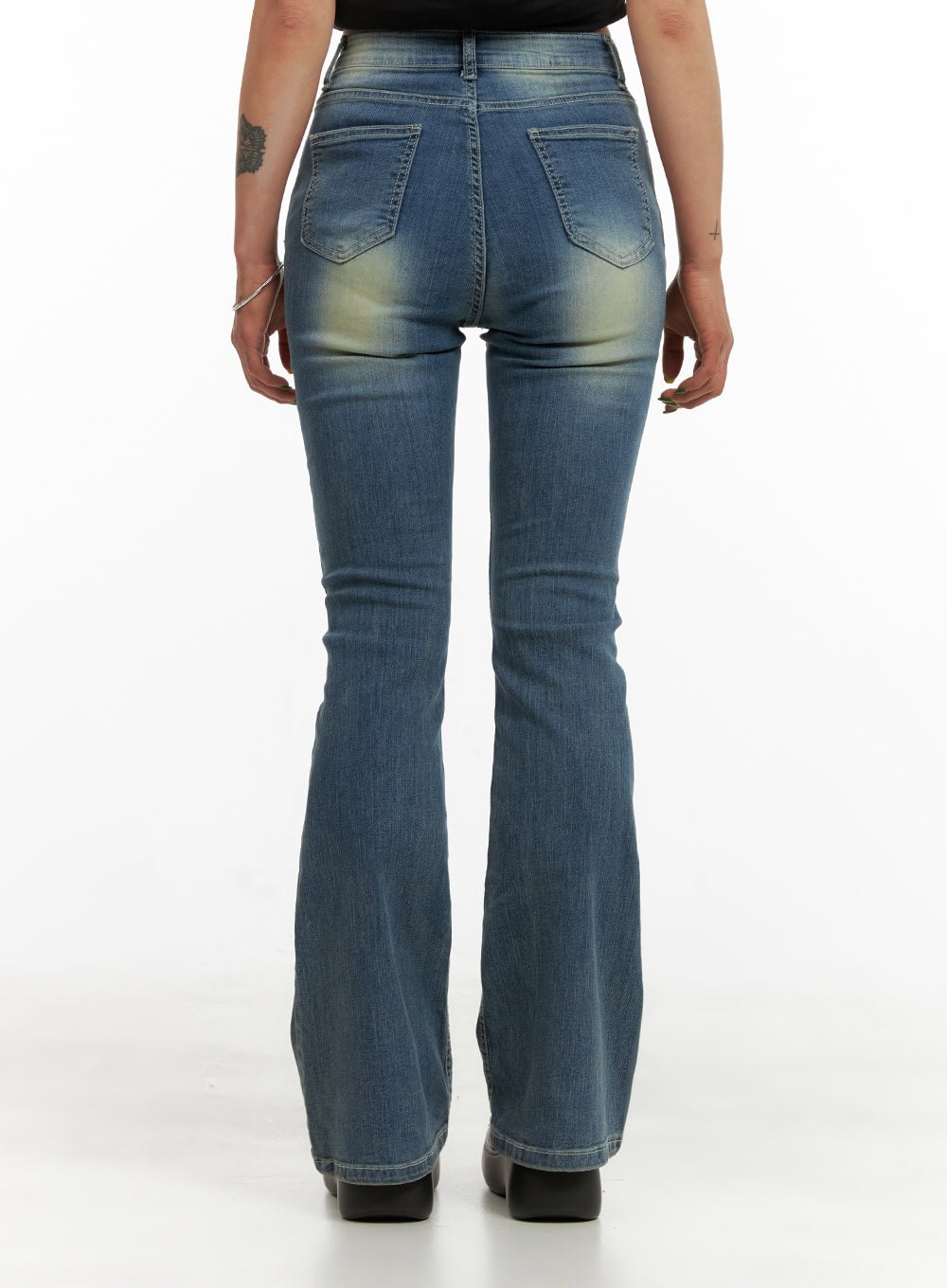 Washed Slim Bootcut Jeans CY429 in blue, back view close-up on model, two back pockets with washed fading detail, fitted seat and slim leg with bootcut flare.