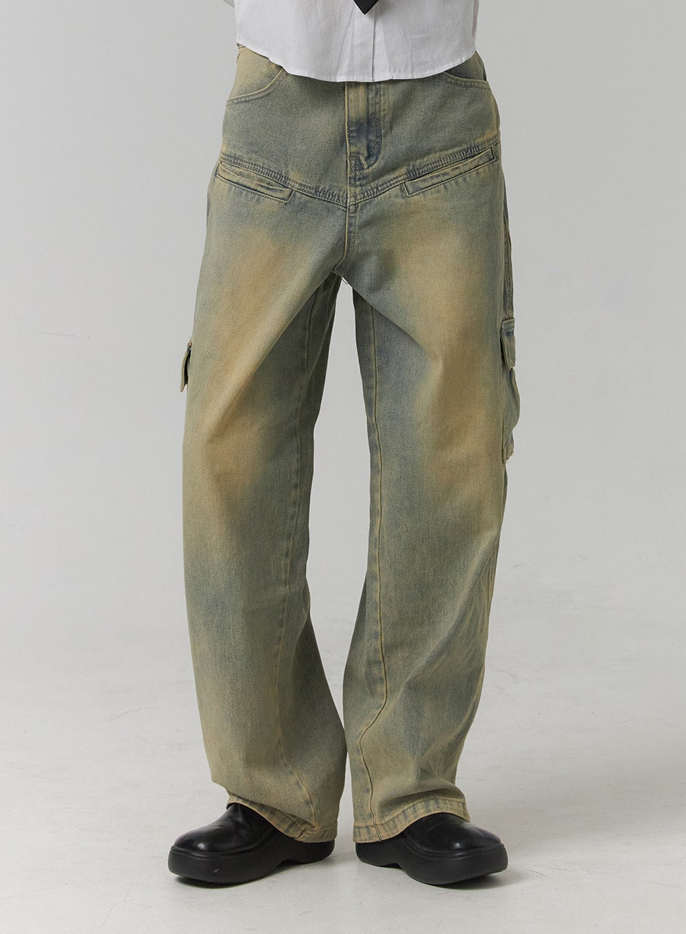 Cargo Denim Straight Leg Jeans CJ422 in blue, waist-to-hem close-up on model, showing V-shaped yoke seam, utility cargo pockets, and yellow-toned acid wash on wide-leg cotton denim.
