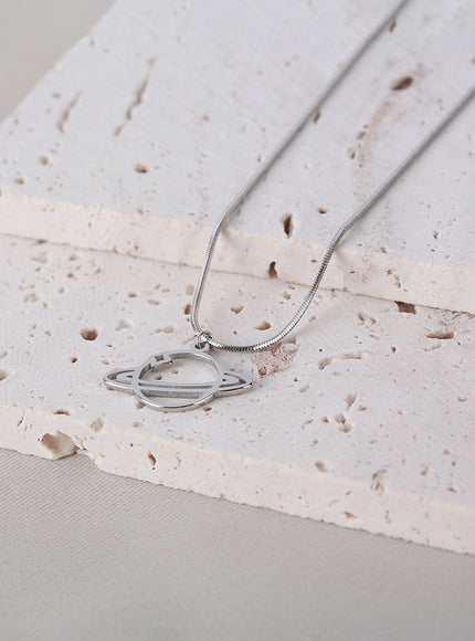 saturn-outline-necklace-ia517 / Silver