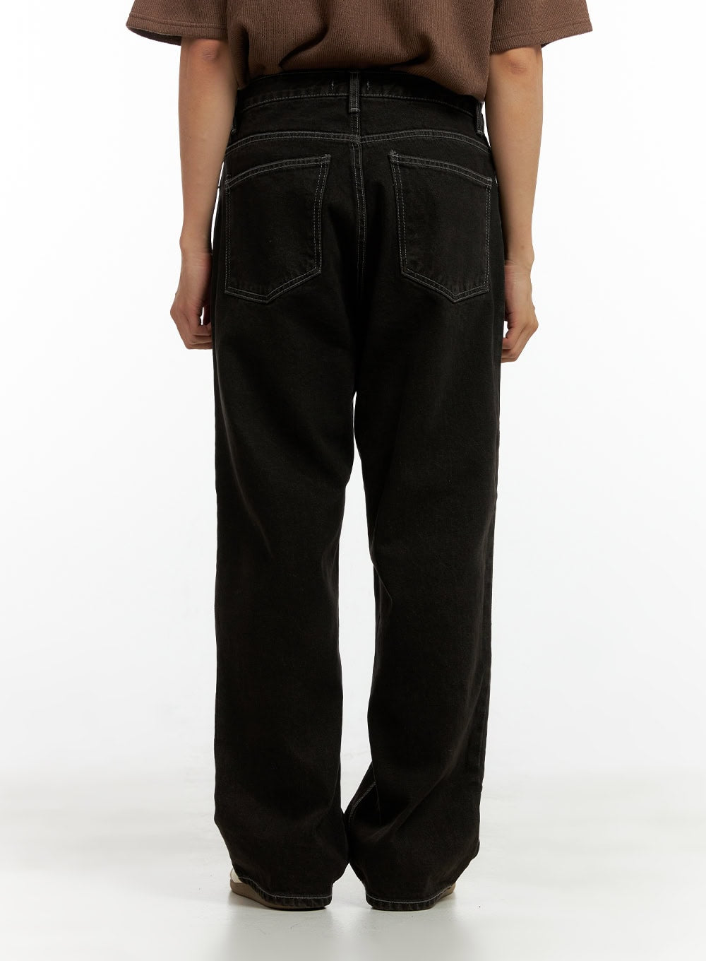 Men's Wide Fit Washed Baggy Jeans CL429 in Black, back close-up from waist to hem on model, dual patch pockets with contrast topstitching, relaxed wide-leg cut in washed denim.
