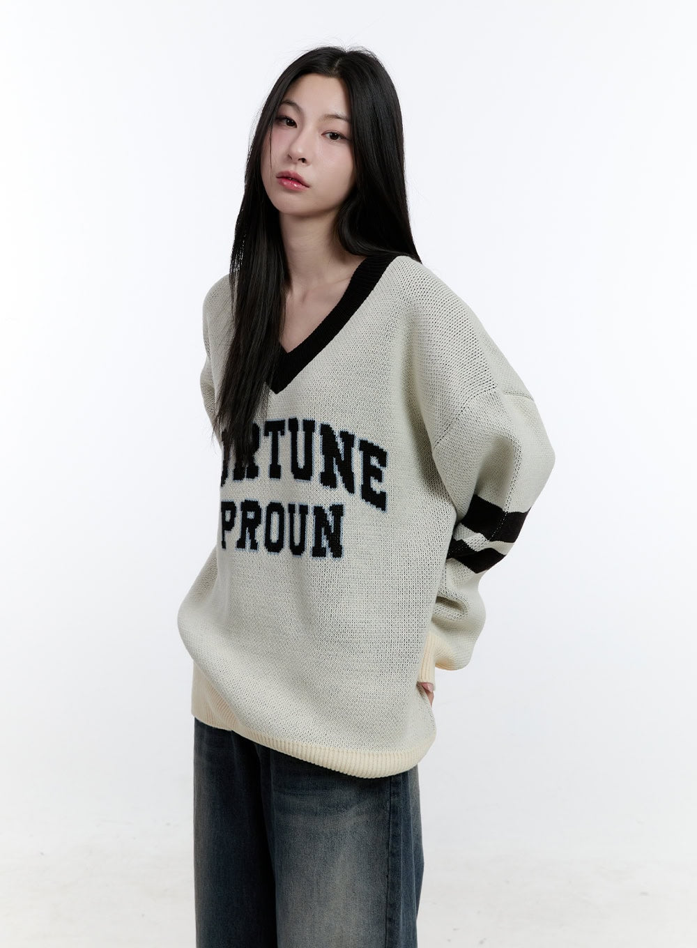 two-tone-graphic-v-neck-sweater-cj521