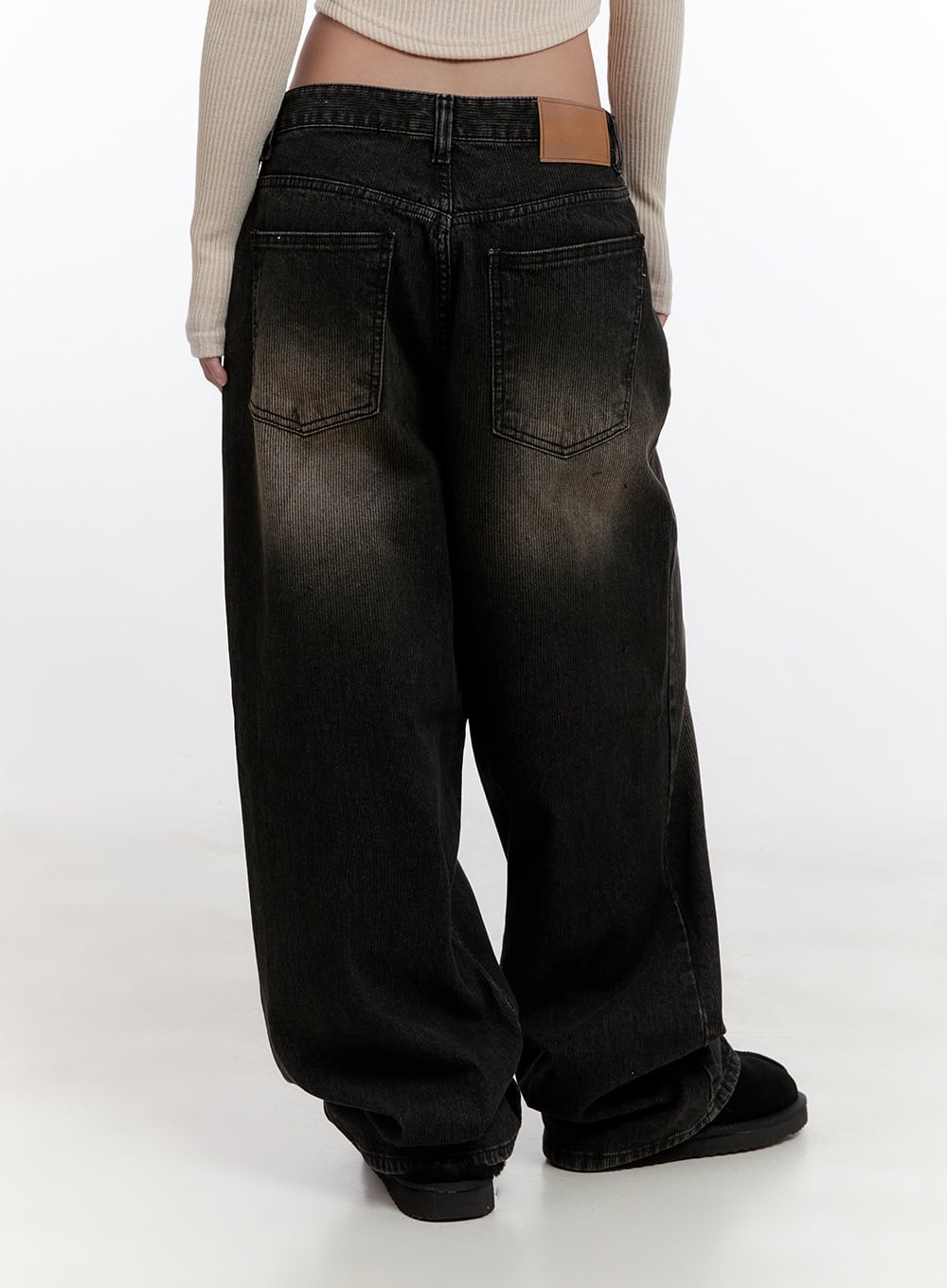 Sabina Low Waist Wide Fit Denim Jeans CN425 in Black, back waist-down close-up on model, showing dual patch pockets, brown leather tab label, washed fade gradient, and wide-leg hem pooling at floor.