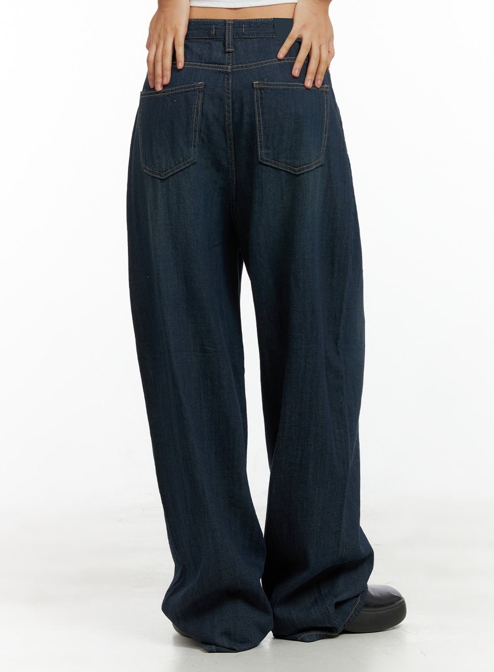 Dark Wash Wide Jeans CU305 in dark blue, back view on model, large patch back pockets with contrast stitching, wide baggy leg and dark indigo cotton denim wash.