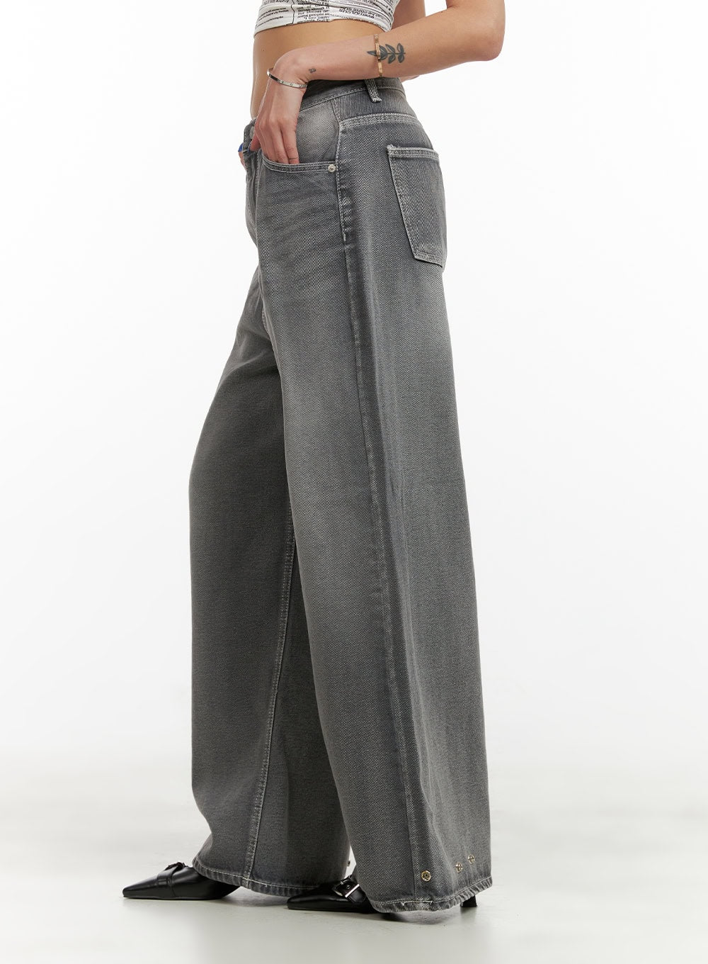 Low Rise Baggy Jeans CY431 in gray, close side view on model highlighting patch side pocket and washed denim texture, low-rise wide leg silhouette.