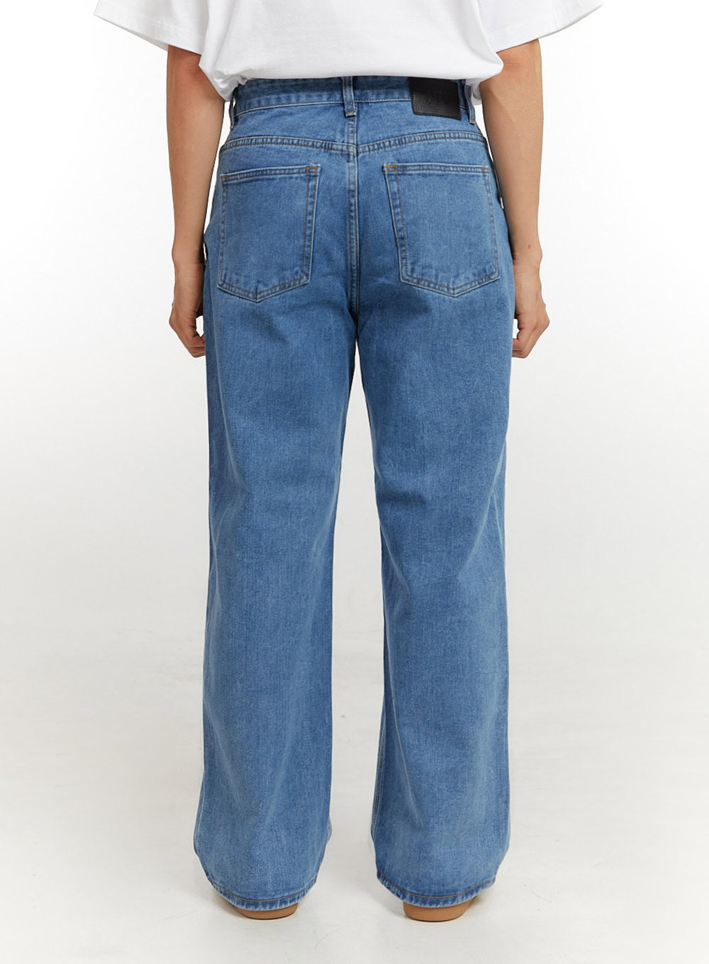 Men's Baggy Jeans (Blue) IU427 in blue, back-view close-up on model, showing dual back pockets, label patch at waistband, and wide-leg hem detail.