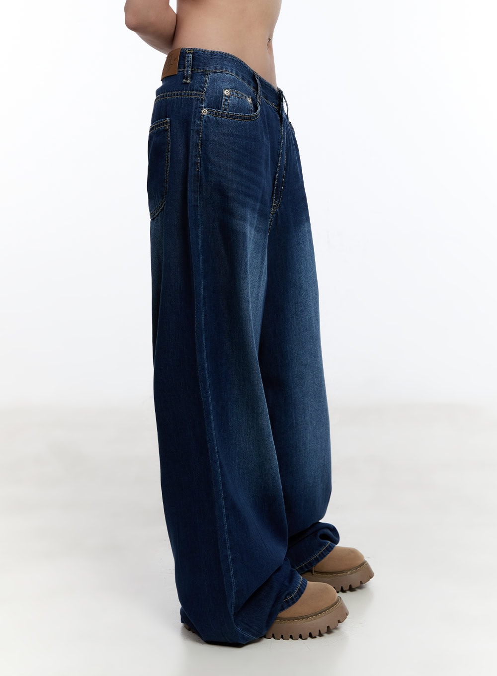 Jill Baggy Jeans CY530 in dark blue, close-up side view on model, highlighting low-rise waistband, coin pocket rivet, and voluminous wide-leg washed denim fall.