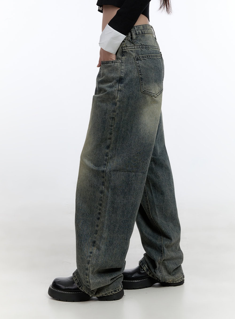 BohoVibe Loose Pants CS406 in dark blue, side close-up on model, highlighting yellow-tinted washed cotton denim texture, side seam, back pocket, and extra-wide leg silhouette pooling at ankle.