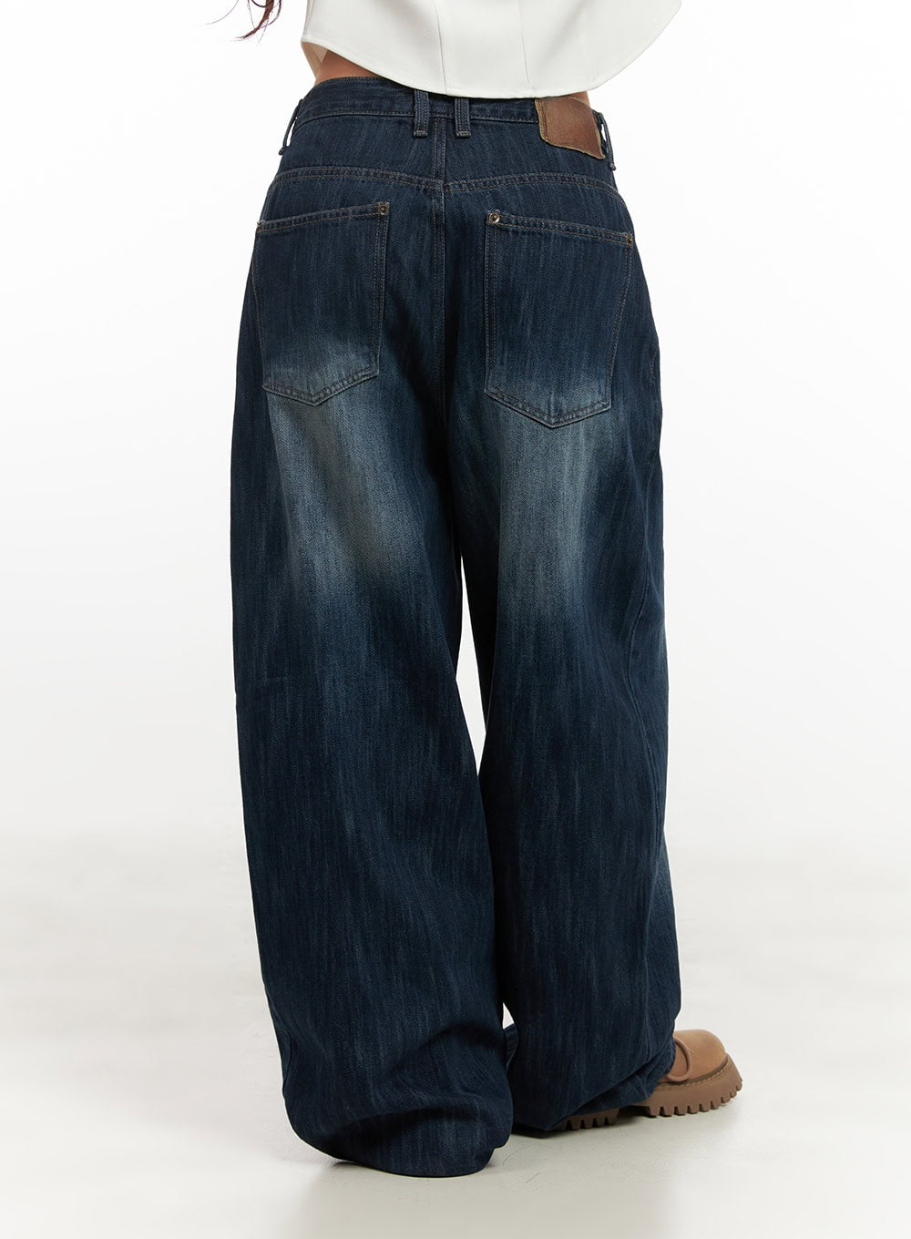 Jessica Wide-Fit Denim Jeans CN426 in blue, back waist-down shot on model, showing rear pockets, leather waistband patch, washed denim fading, voluminous wide-leg drape.