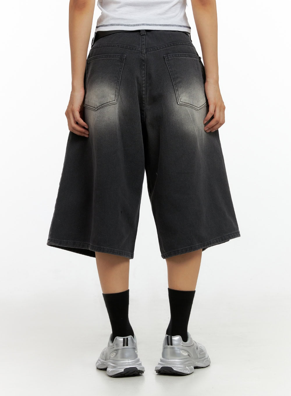 Washed Baggy Jorts IL419 in black, back view on model, wide-fit midi denim with dual back pockets, faded washed finish, and flared hem, paired with white tee and silver sneakers.