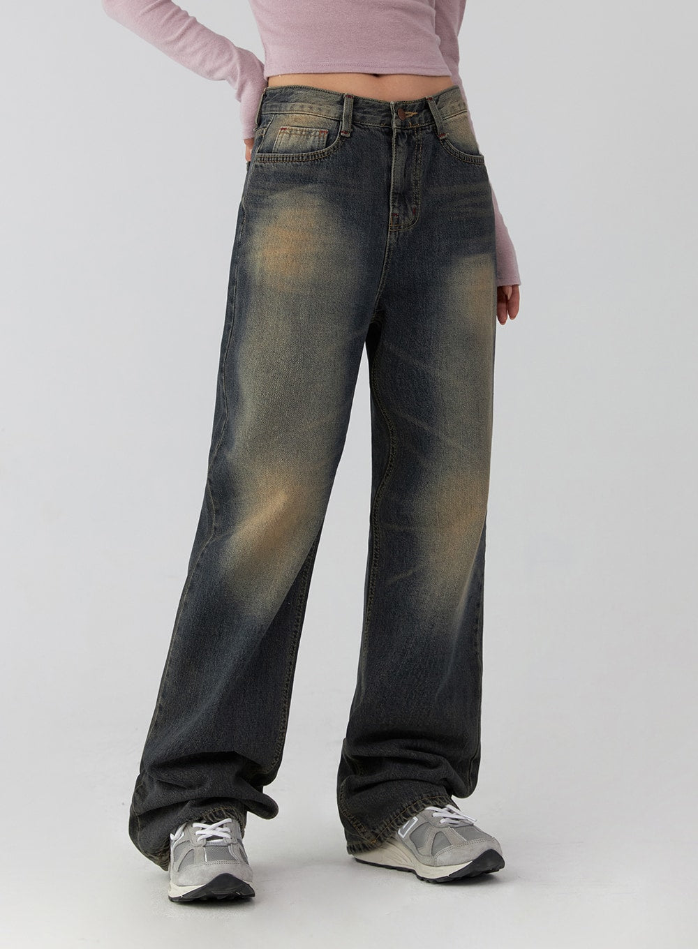 Wide Leg Jeans CD322 in dark blue, side-angled front close-up on model, washed denim with heavy amber fading at hips and thighs, wide fit, pooling hem over sneakers, five-pocket construction.