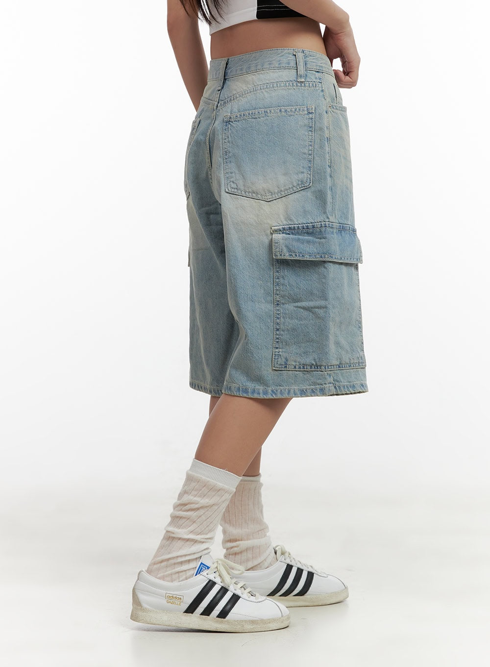 Cargo Baggy Jorts CL431 in light blue, rear side close-up on model, washed cotton denim showing flap cargo pocket detail and wide baggy silhouette with knee-length hem.