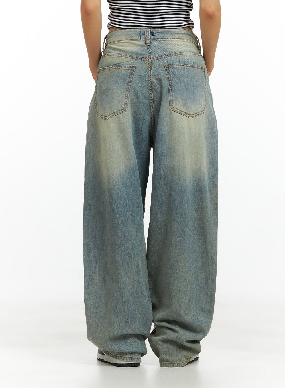 Relaxed Wide-Leg Jeans CU420 in blue, back close-up on model, dual back patch pockets with contrast stitching, vintage washed denim with uneven fading, voluminous wide-leg hem bunching at floor.