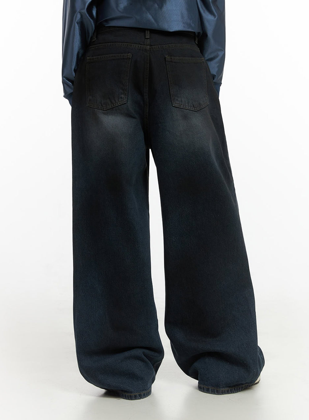Imogen WashedSky Loose-Fit Denim IO409 in dark blue, back close-up waist-to-hem on model, dual back pockets with washed fade gradient, loose wide-leg cotton denim silhouette.