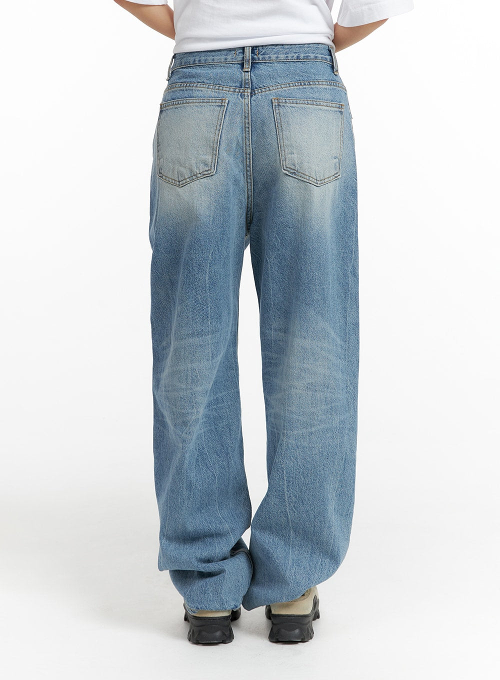 Washed Wide-Leg Jeans CF419 in blue, back view on model, rear patch pockets with topstitching, washed fading across seat and thighs, relaxed wide-leg hem puddling at floor.
