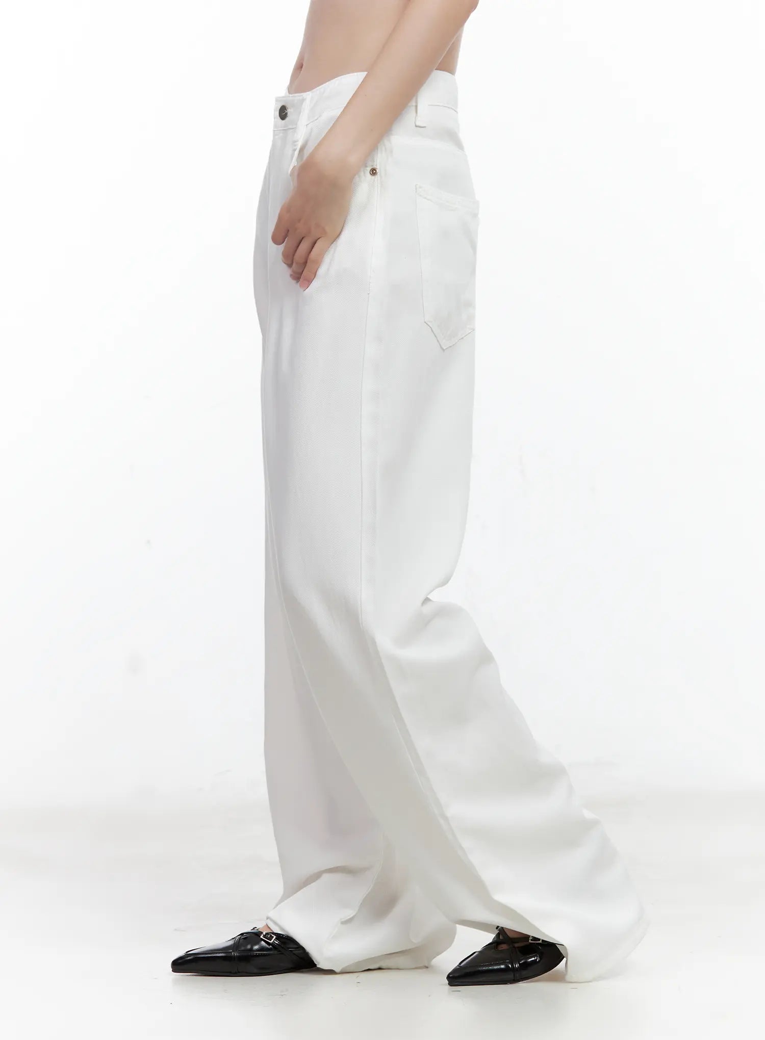 Jennie Baggy Wide-Leg Jeans CL502 in white, side close-up on model, showing side-seam silhouette, low-rise waist, coin pocket detail, and full-length wide cotton leg with black loafers.