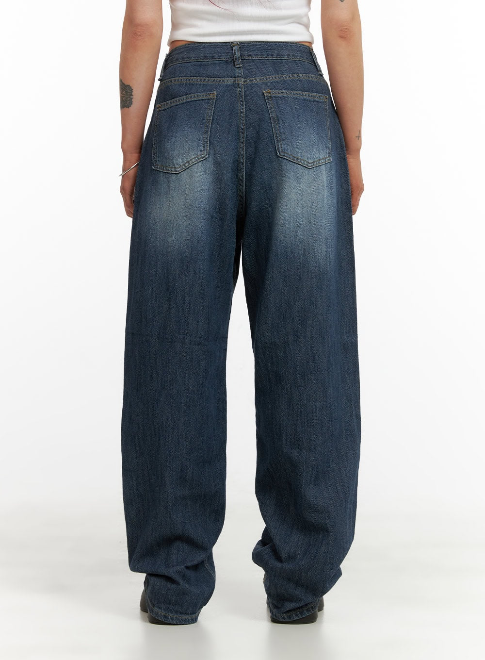 Wide Fit Baggy Jeans CY430 in dark blue, back waist-to-hem close-up on model, dual patch pockets with washed fading detail and wide slouchy leg pooling at ankle.