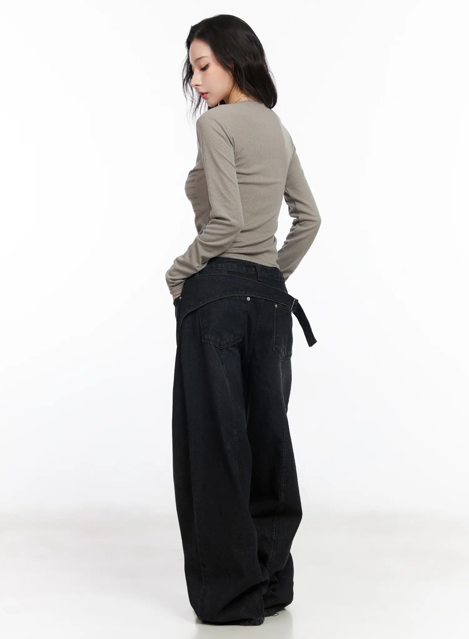 v-neck-ribbed-graphic-long-sleeve-top-cm519