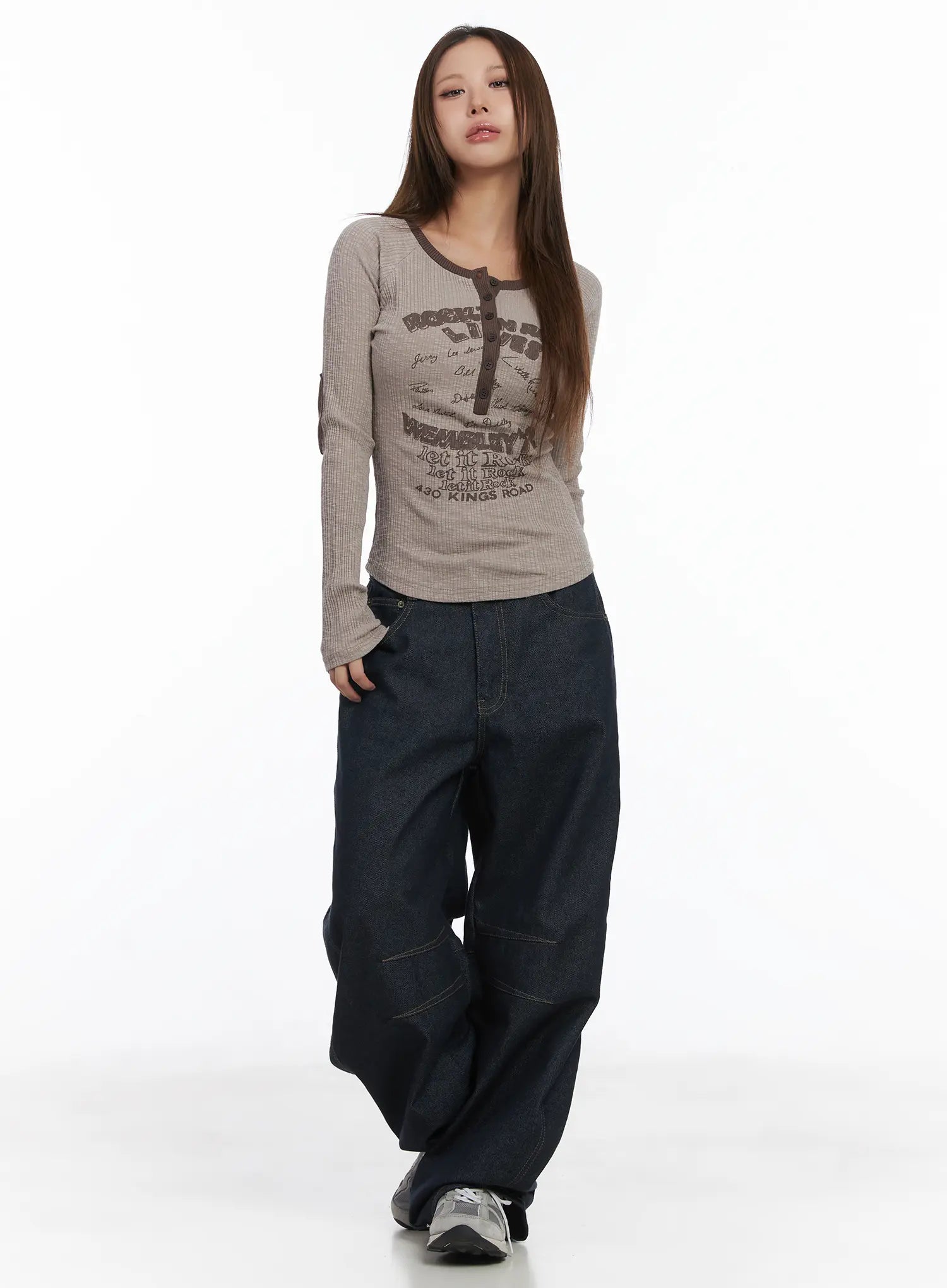 Mingyu Wide Jeans CJ512 in dark blue, front full-body walking pose on model, displaying balloon wide-leg fit, contrast topstitching, and curved knee panel, with grey sneakers.