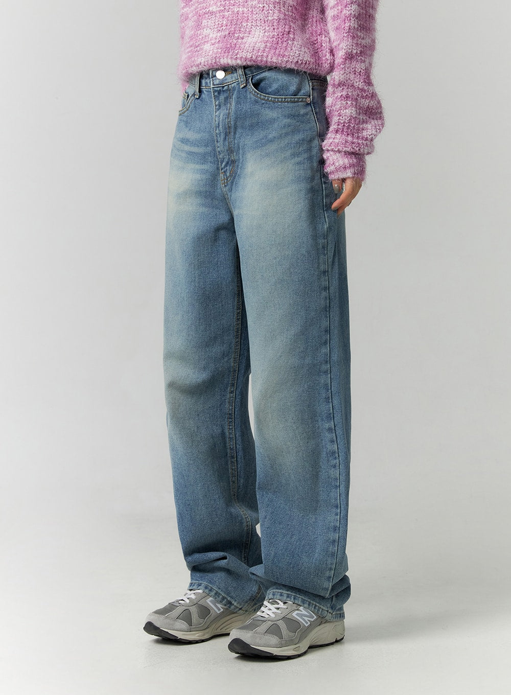 Straight Fit Jeans CN324 in blue, side close-up on model, washed denim highlighting wide-leg silhouette, subtle fading detail, straight hem grazing sneakers.