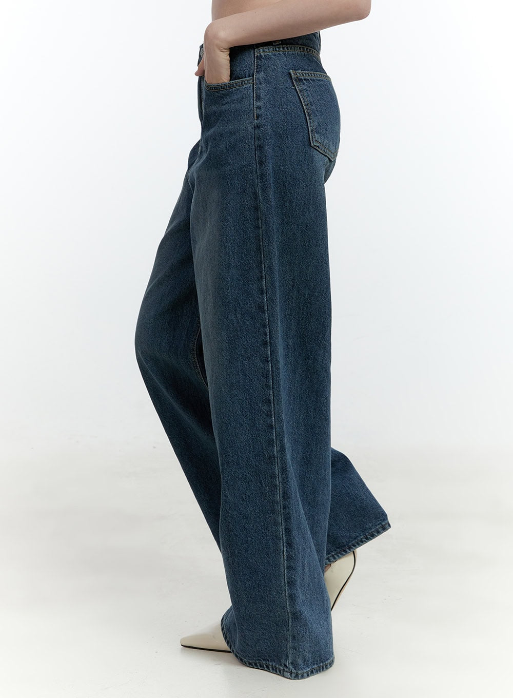 Klaudia Wide-Leg Jeans CF503 in blue, side close-up on model, high-waist washed denim highlighting wide-leg cut and back pocket detail, hand in pocket pose.